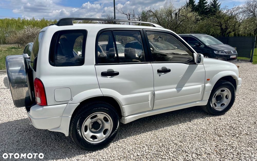 Suzuki Grand Vitara 2.0 Club - 23
