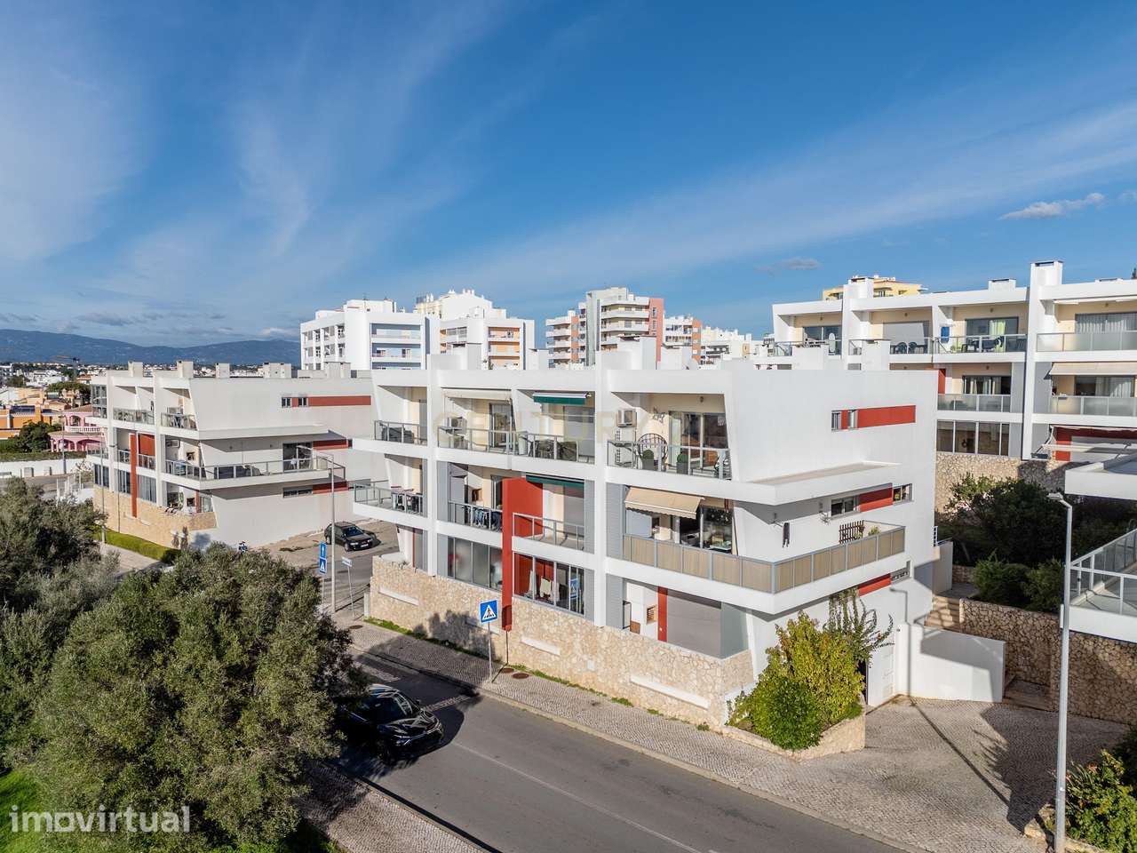 DUPLEX T2 DE CANTO COM AMPLAS VARANDAS E GARAGEM PERTO DA PRAIA! - Grande imagem: 2/42