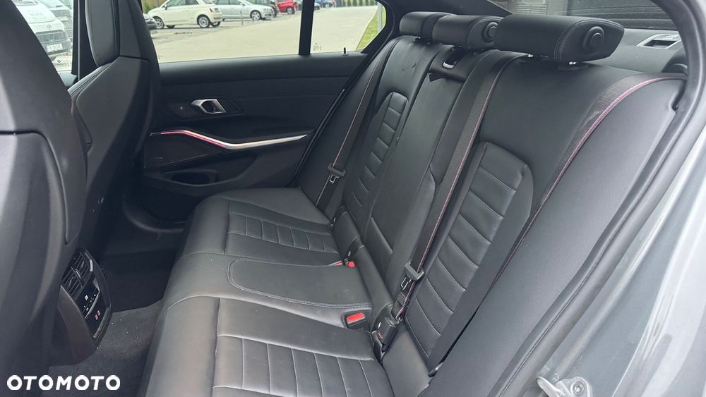 BMW Seria 3 320i xDrive M Sport - 11