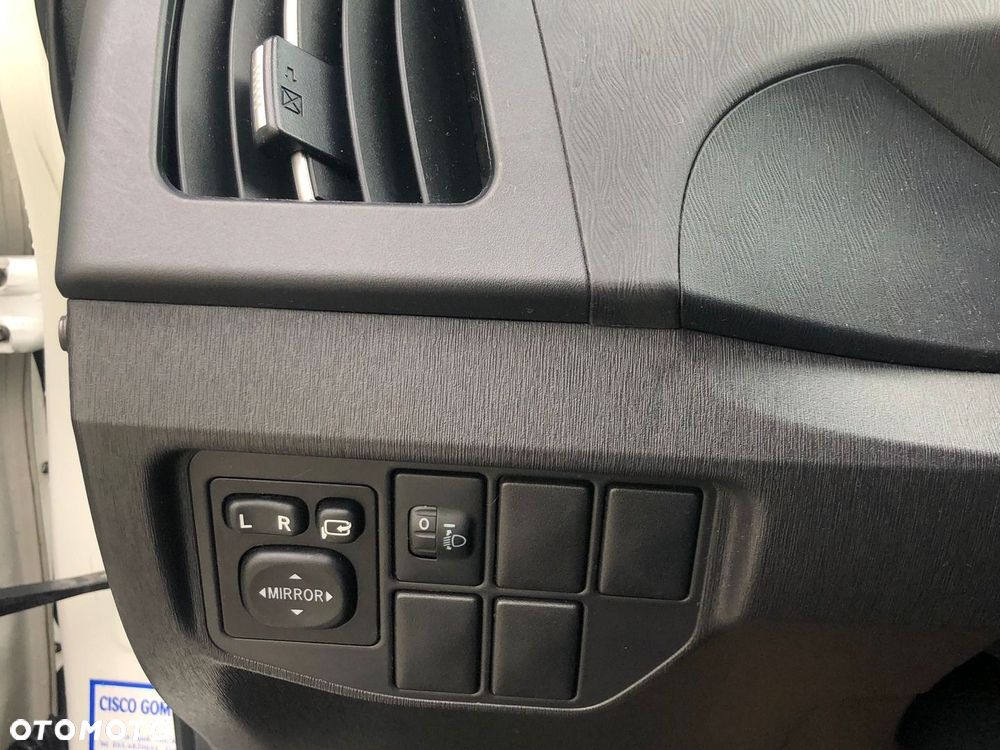 Toyota Prius 1.8 HSD Sol - 26