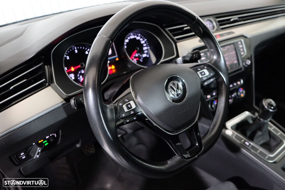 VW Passat 2.0 TDI Confortline - 23