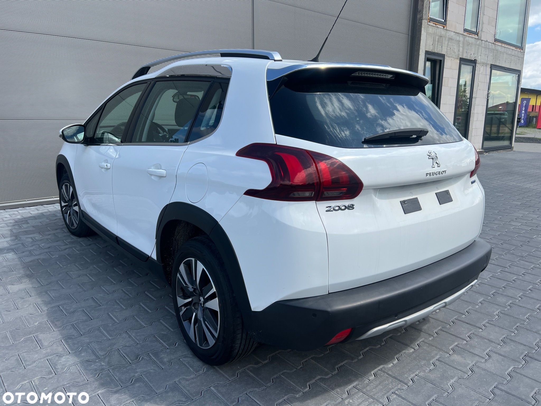 Peugeot 2008 1.2 Pure Tech Allure S&S - 9