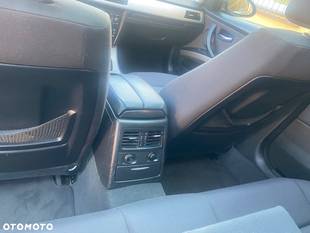 BMW Seria 3 318i Touring - 15