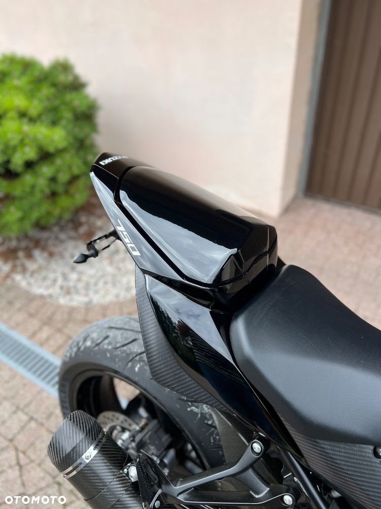 Suzuki GSR - 12