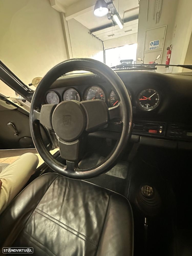 Porsche 911 Série F - 25