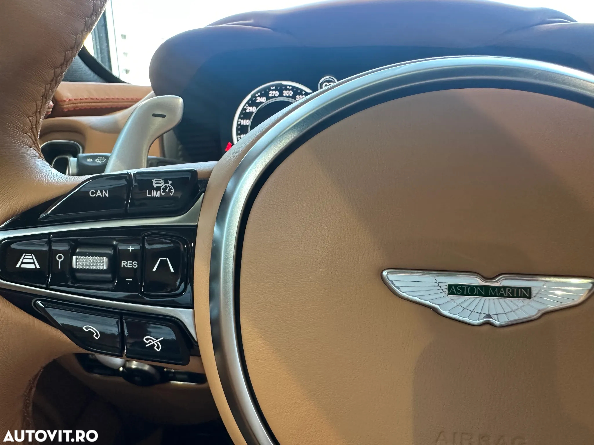 Aston Martin DBX - 21
