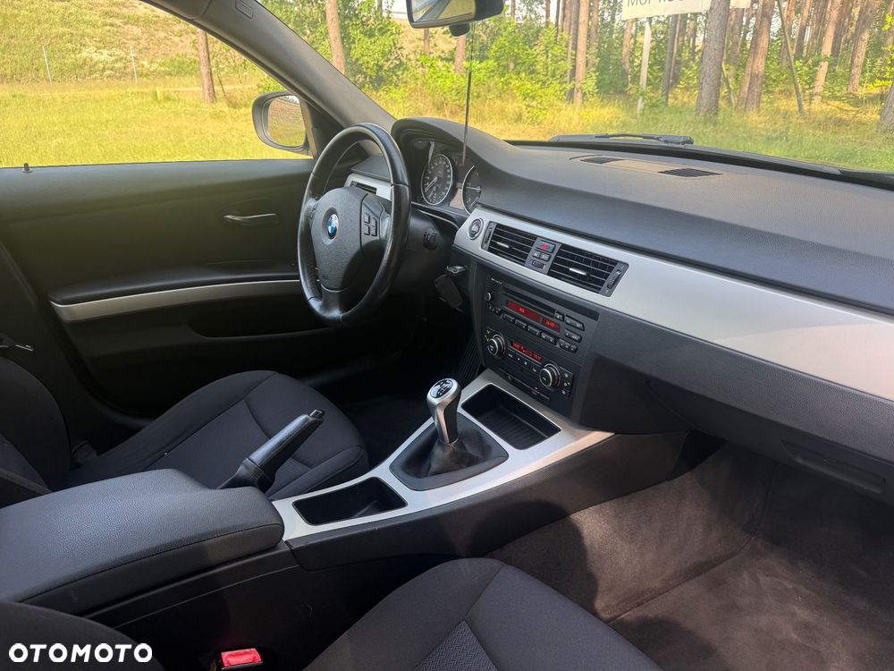 BMW Seria 3 320d DPF Edition Sport - 16