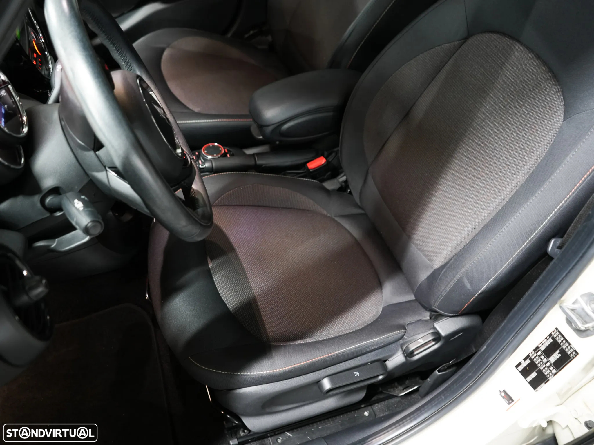 MINI 5 Portas Cooper D Auto - 15