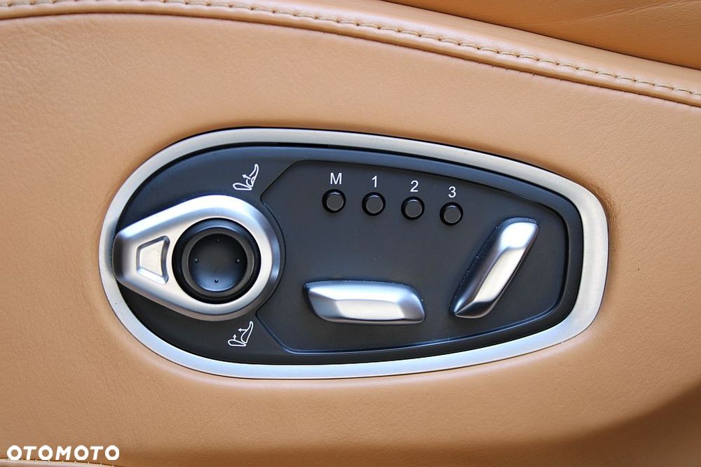 Aston Martin DBX - 14