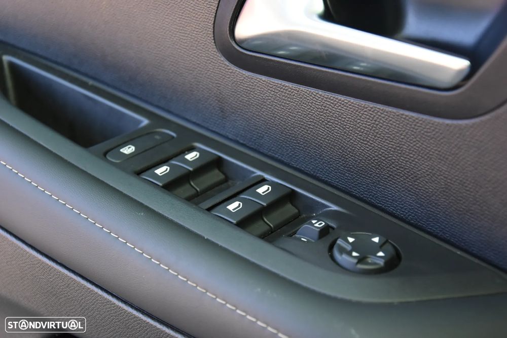 Peugeot 208 1.2 Hybrid Allure e-DCS6 - 18