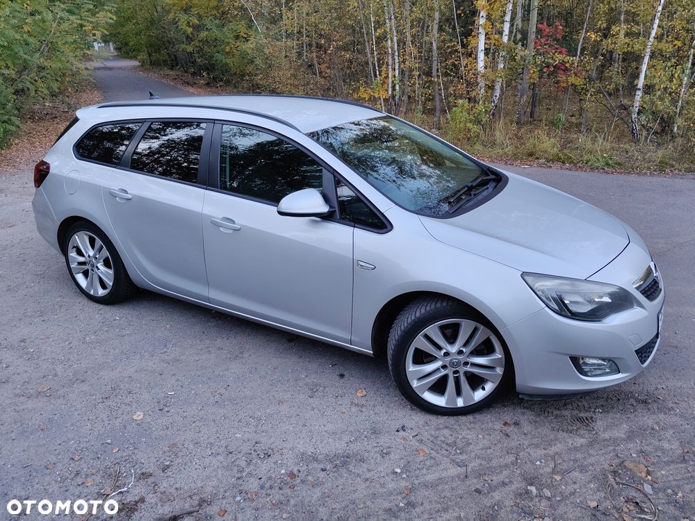 Opel Astra 2011 photo 2