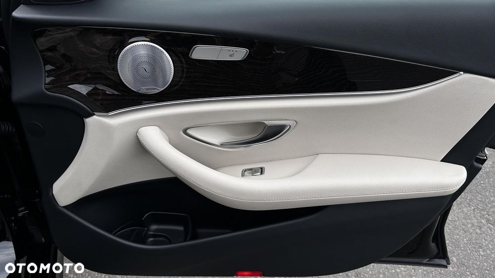 Mercedes-Benz Klasa E 220 d 4Matic 9G-TRONIC AMG Line - 22
