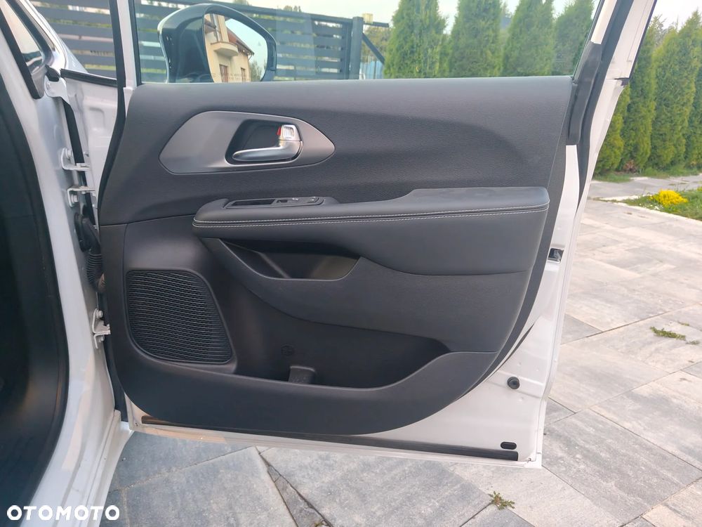 Chrysler Pacifica - 27