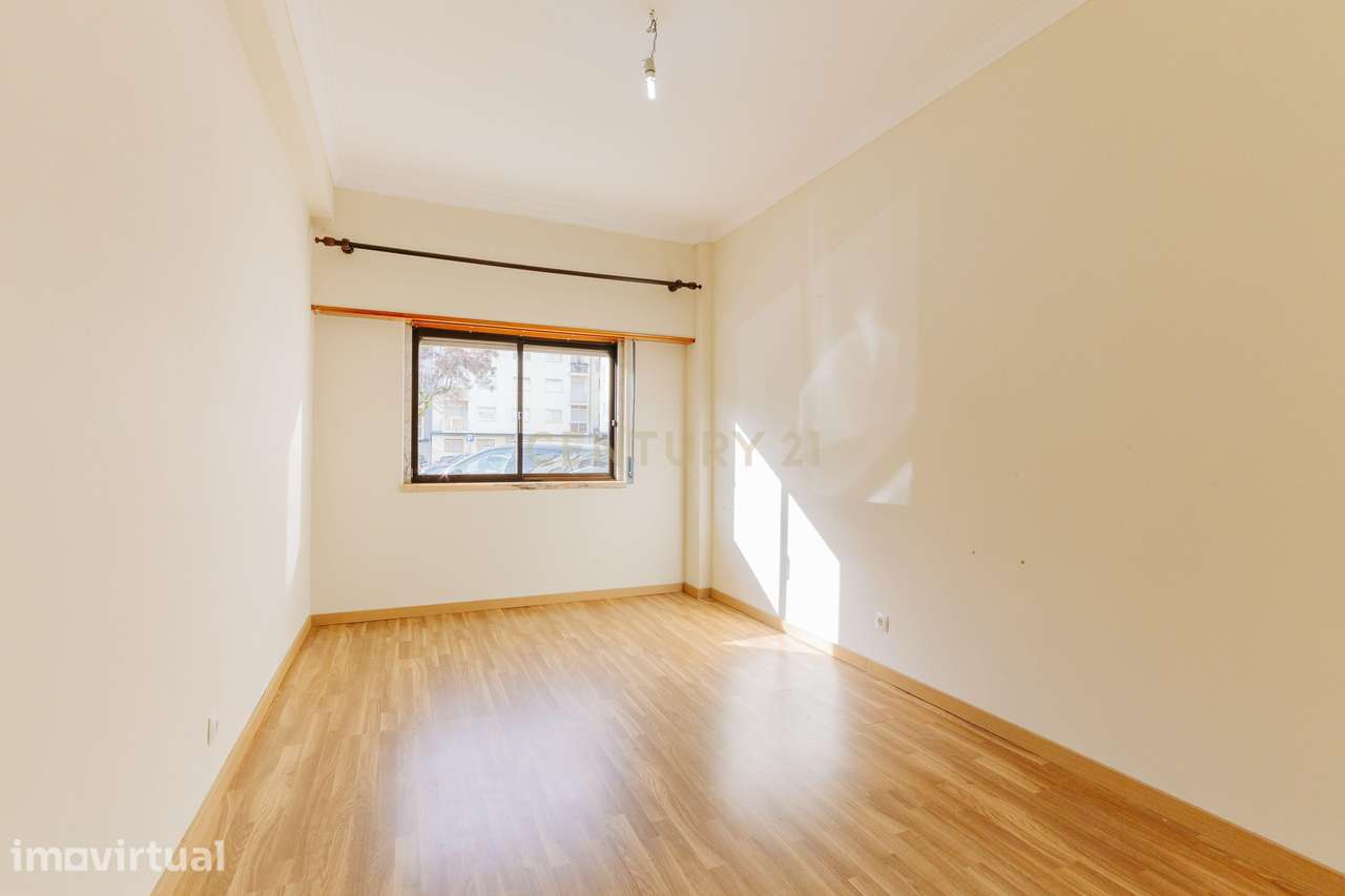 Apartamento T2 junto à estação da Amadora - Grande imagem: 2/19