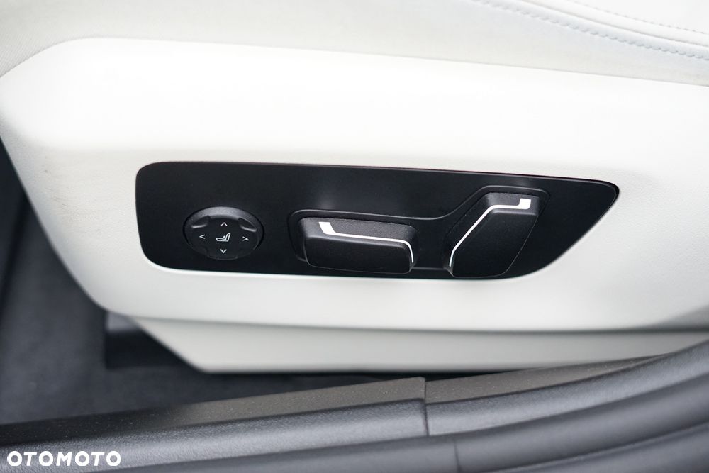 BMW Seria 5 520d xDrive mHEV - 38