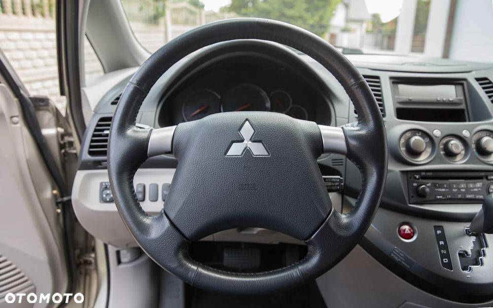 Mitsubishi Grandis 2.4 Intense - 19