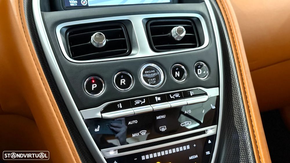 Aston Martin DB11 Coupé - 30