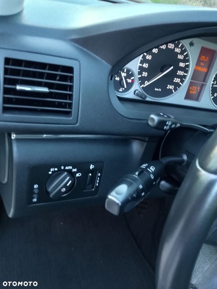 Mercedes-Benz Klasa B 180 BlueEFFICIENCY SPORT EDITION - 32