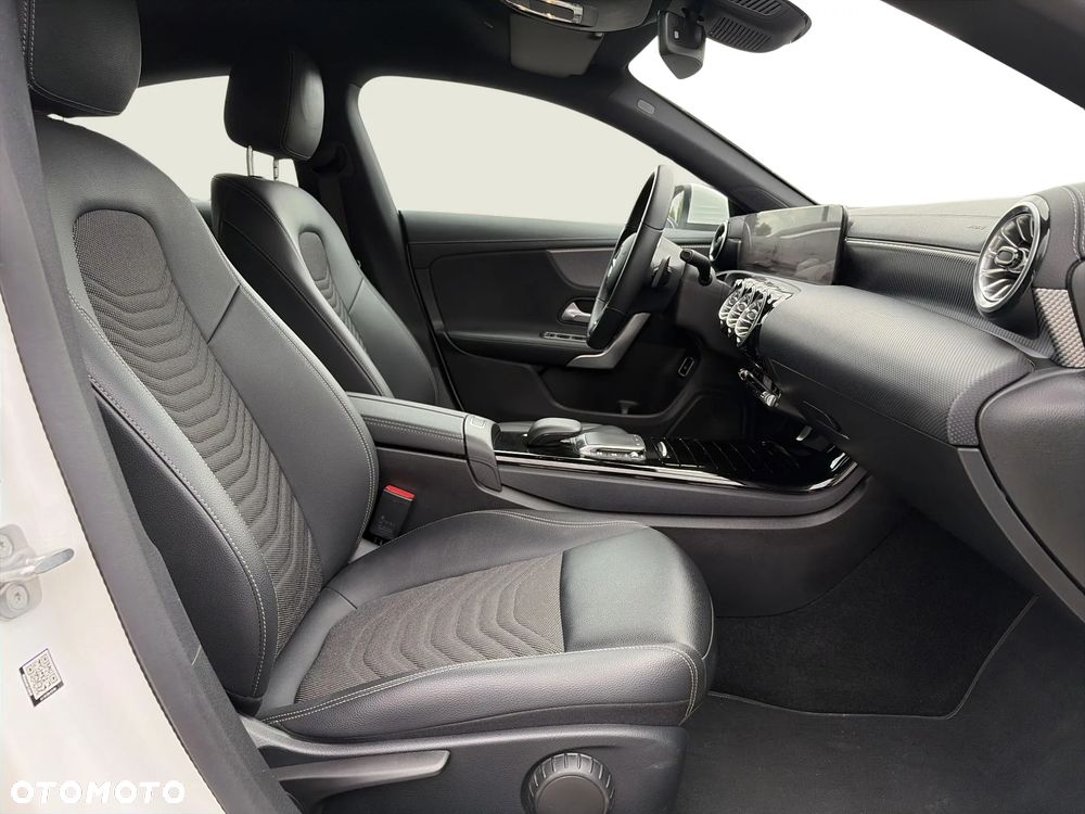 Mercedes-Benz CLA 200 Progressive 7G-DCT - 22