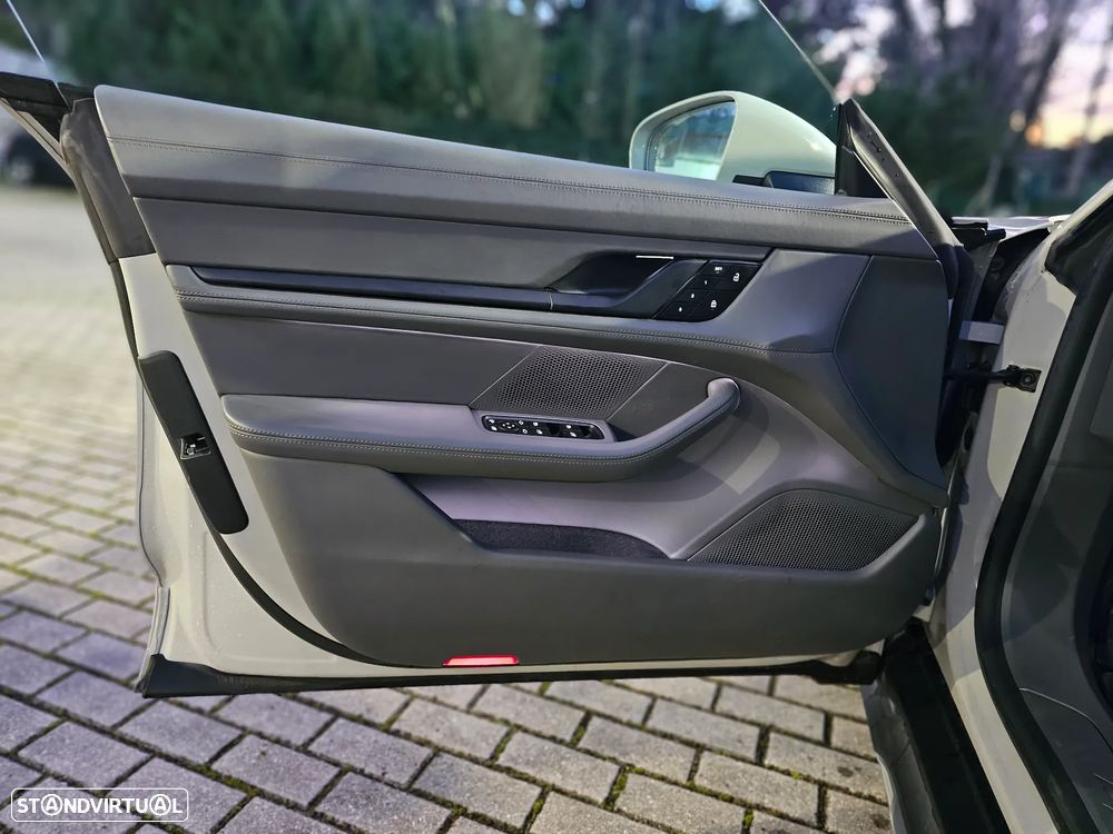 Porsche Taycan Cross Turismo 4 - 12