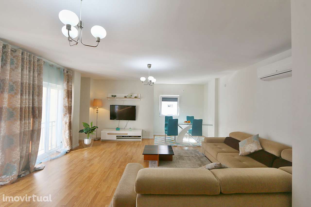 Excelente T3 com 164 m2 box e arrecadação - Grande imagem: 2/27