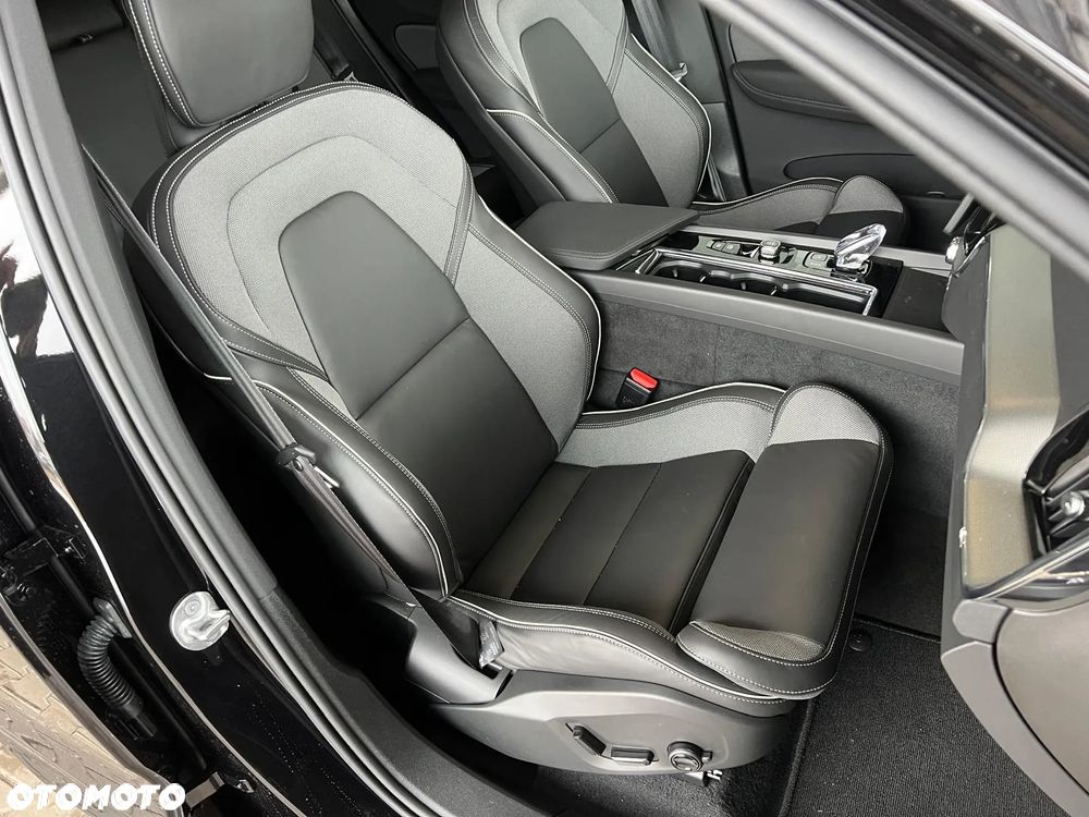 Volvo XC 60 T8 Plug-In Hybrid AWD Plus Black Edition - 21