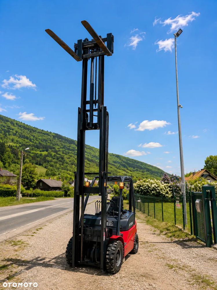 Manitou MI25D Wózek Widłowy 2,5 tony. Posuw Hydrauliczny. Maszt triplex. Wolny skok! Wysokość Podnoszenia 5 metrów. Jak nowy z Salonu. Pochodzi z Norweskiego Gospodarstwa! Aktualne przeglądy DEKRA i serwisy! Opony jak Nowe. Silnik Yanmar. Małe gabarety bardzo zwrotna maszyna! Zero luzów wycieków i zniszczeń. OKAZJA. Pełny ORYGINAŁ! Rok Prod. 2014. Niski przebieg 3300mtg - 4
