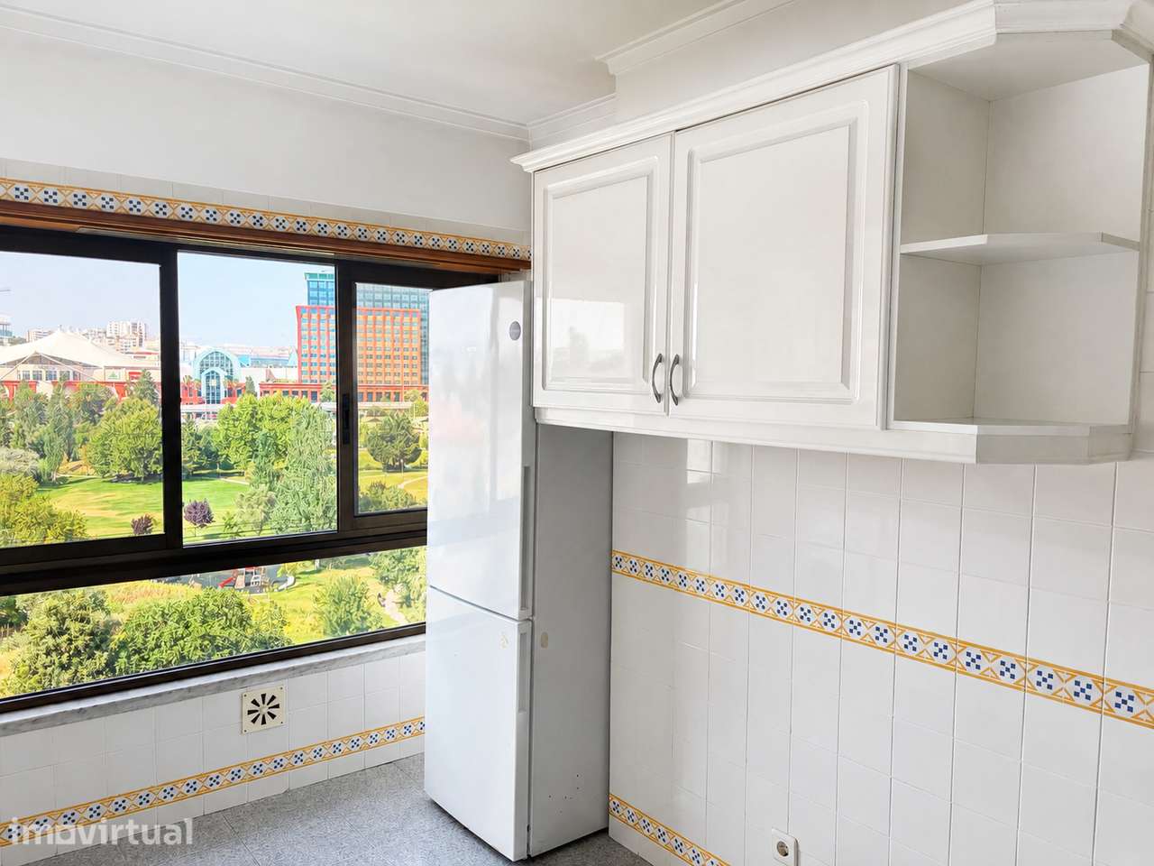 T2 em andar alto com vista jardim, 2 lugares de garagem e arrecadação - Grande imagem: 5/24