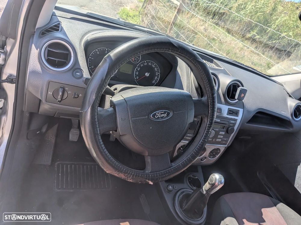 Ford Fiesta 1.4 TDCI Ambiente — fotografia 9