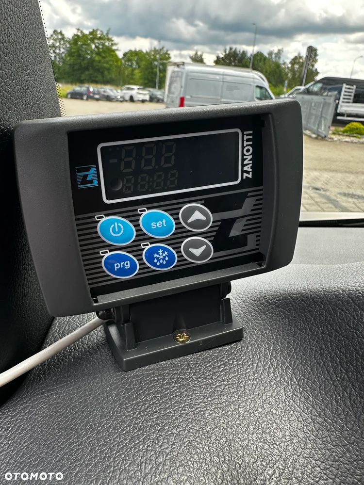 Mercedes-Benz Sprinter - 13