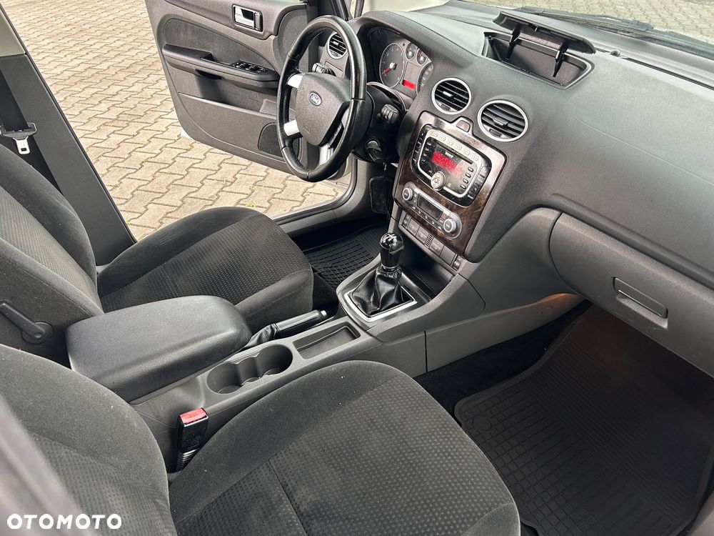 Ford Focus Ghia - 24