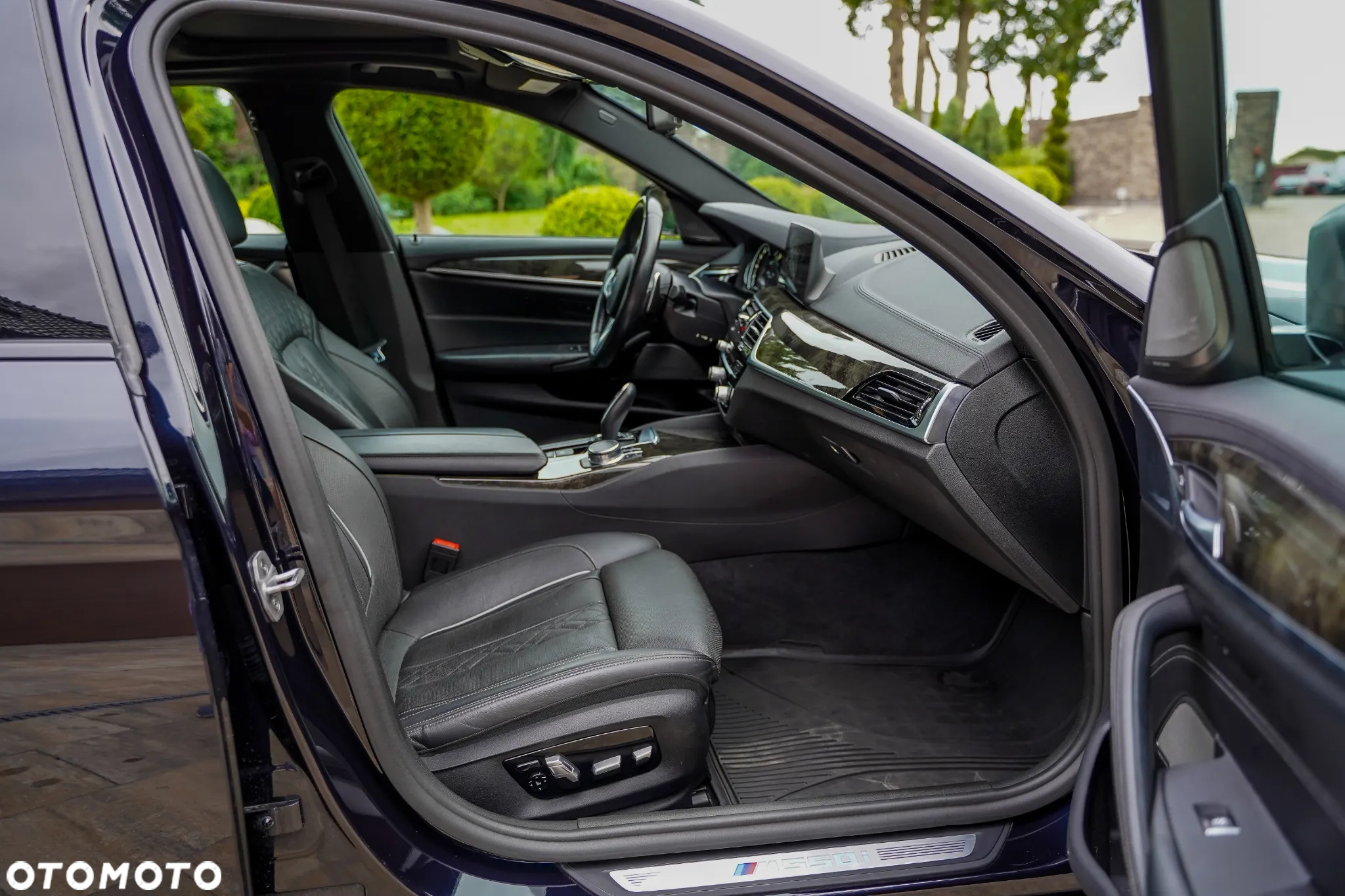 BMW Seria 5 M550i xDrive - 11