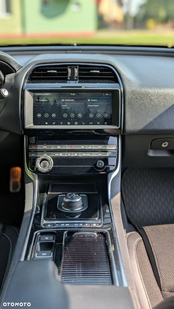 Jaguar XE 2.0 T R-Sport - 16