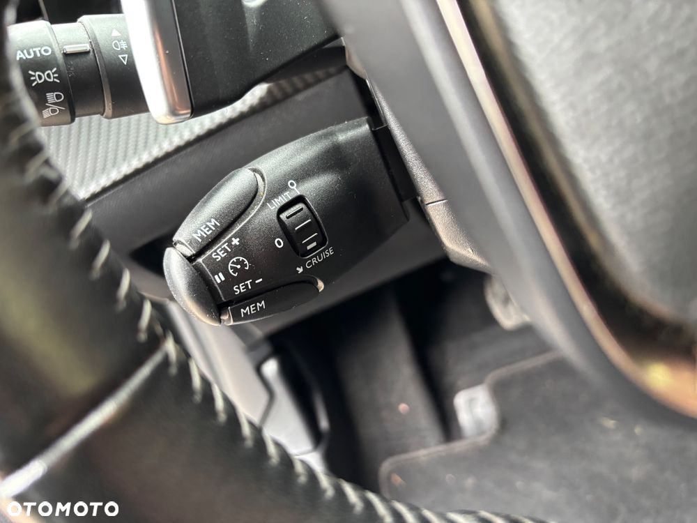 Peugeot 208 PureTech 100 EAT8 Allure - 31