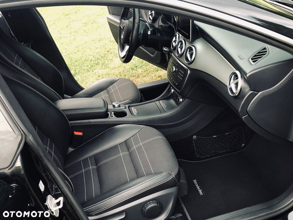 Mercedes-Benz CLA 180 7G-DCT Urban - 28