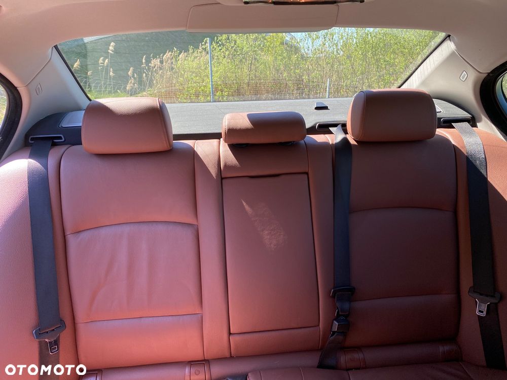 BMW Seria 5 525d xDrive - 32