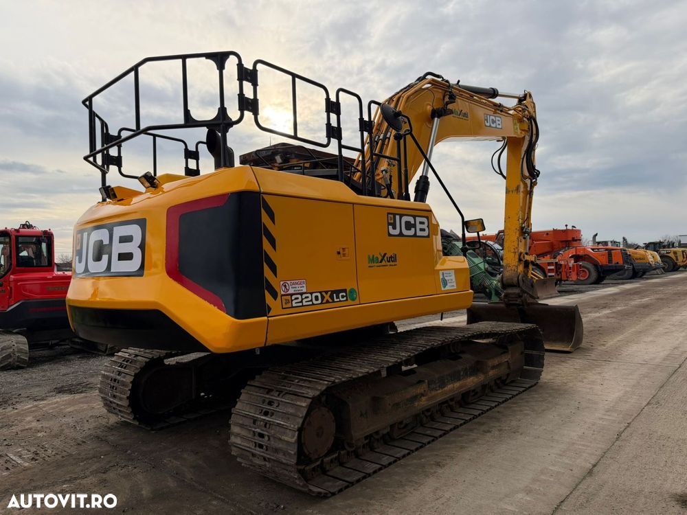 JCB 220XC4F Excavator - 7