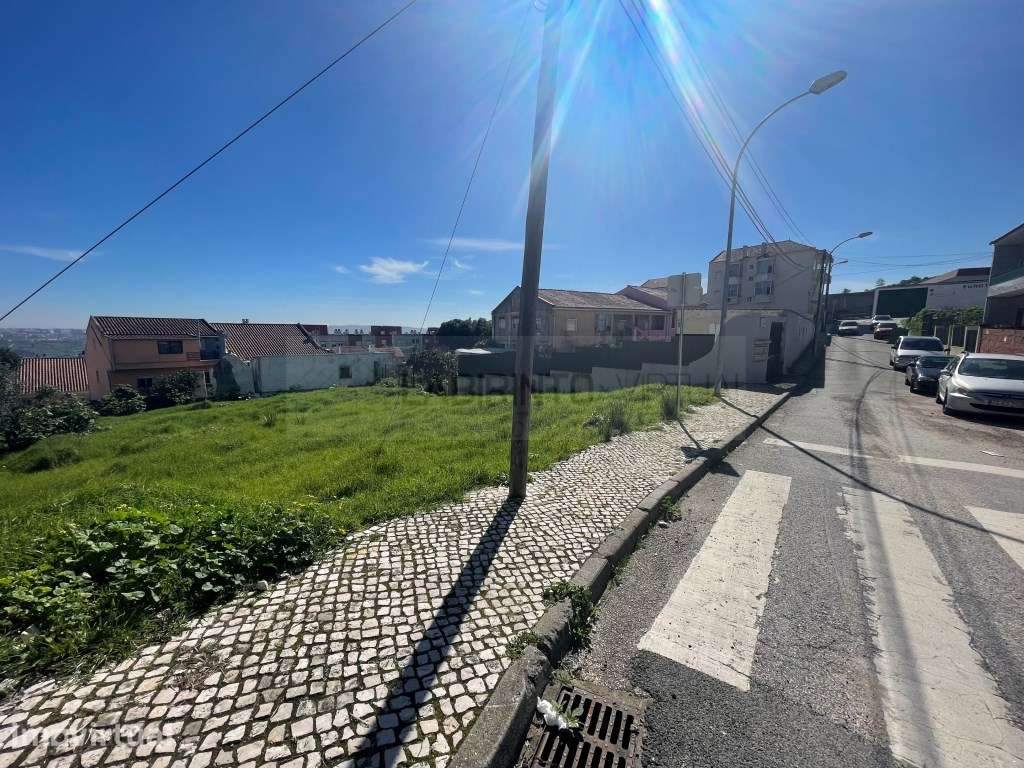 Vende-se Terreno para construção no Casal da Mira, na Amadora - Grande imagem: 2/3