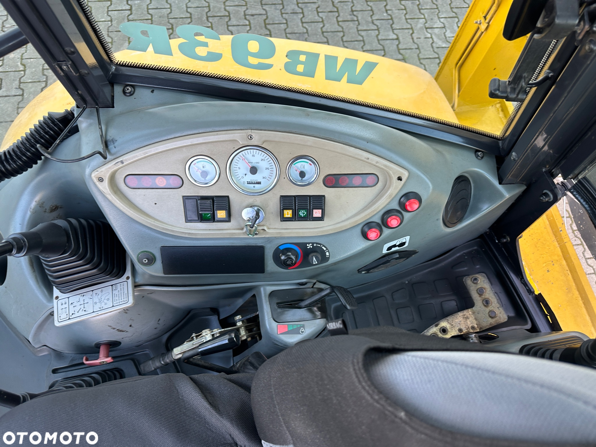 Komatsu WB93R - 22