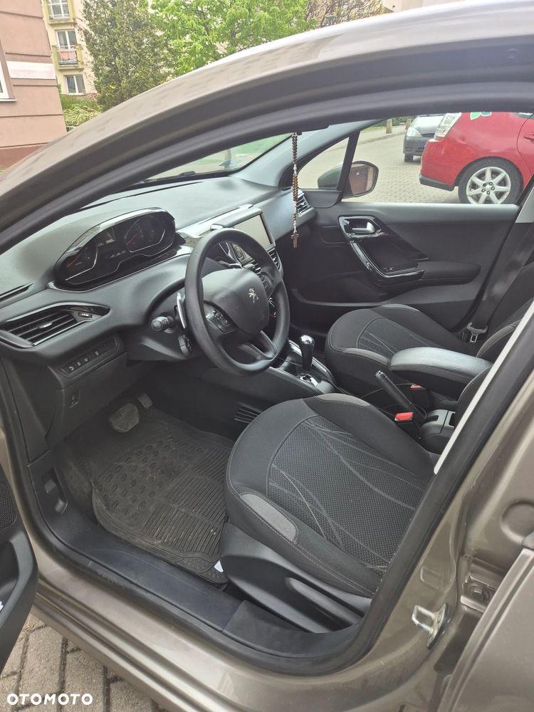 Peugeot 208 - 5
