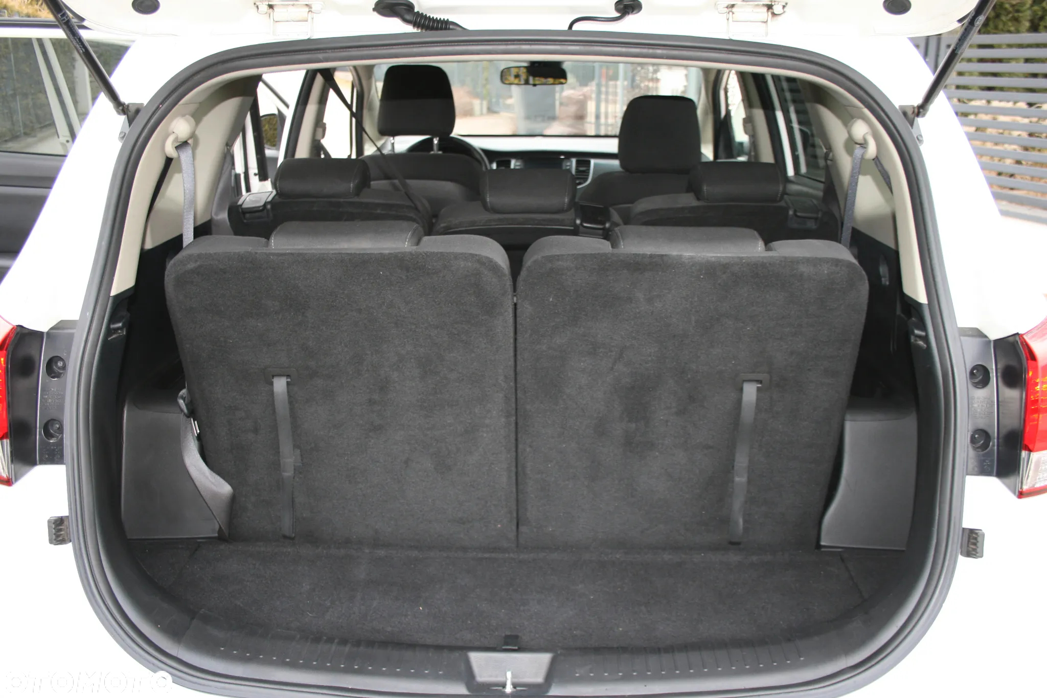 Kia Carens 1.6 GDI S 7os EU6 - 13