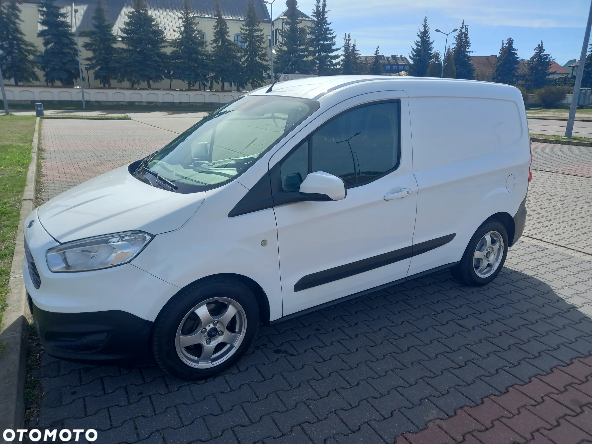 Ford Transit Courier EcoBoost - 5