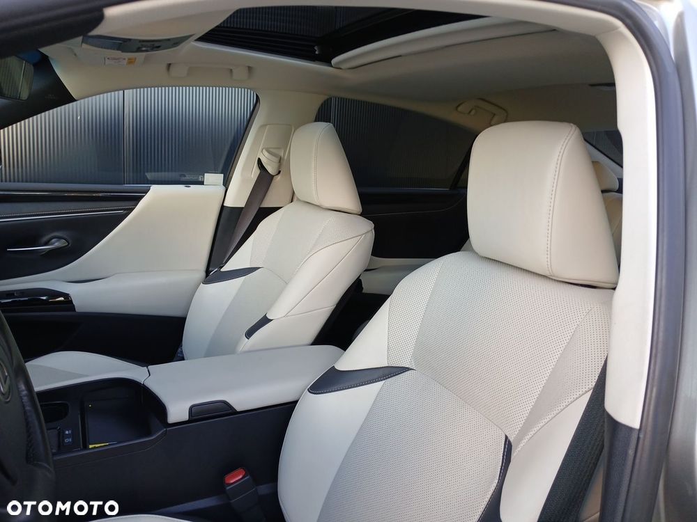 Lexus ES 300h Business Edition - 12