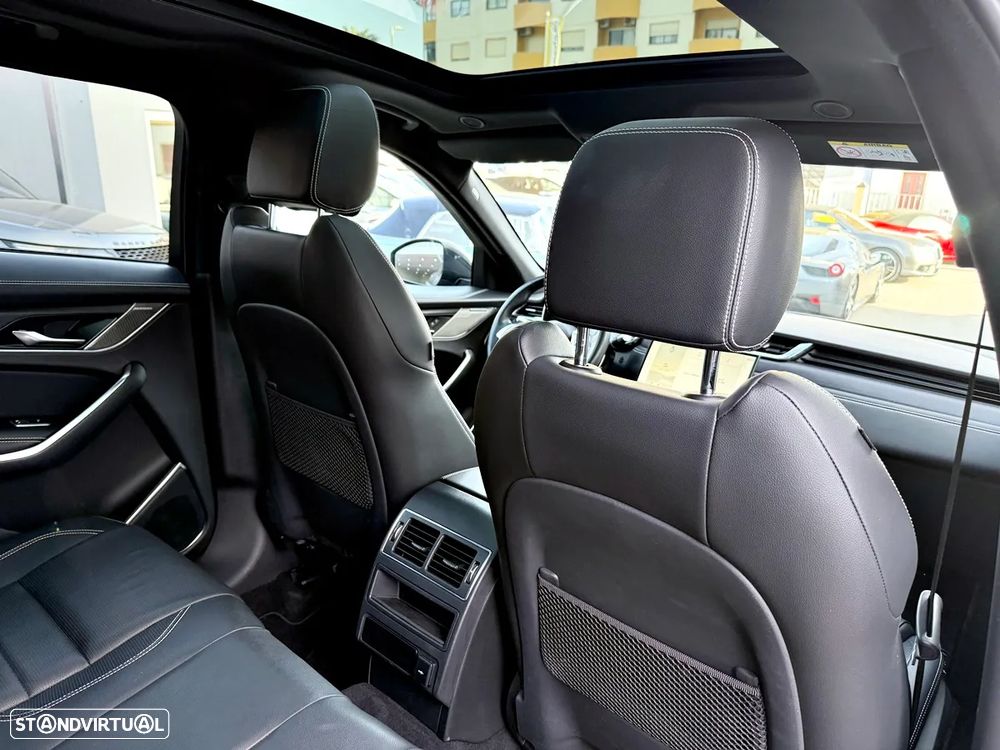 Jaguar F-Pace P250 AWD R-Dynamic S - 35