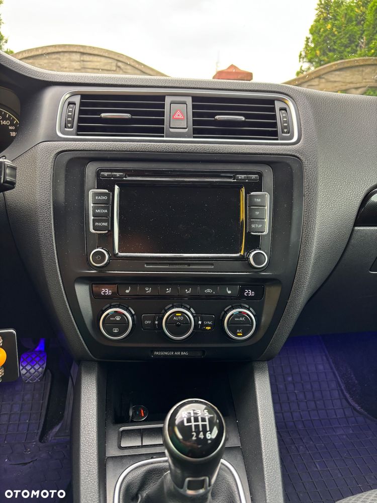 Volkswagen Jetta 2.0 TDI Comfortline - 11