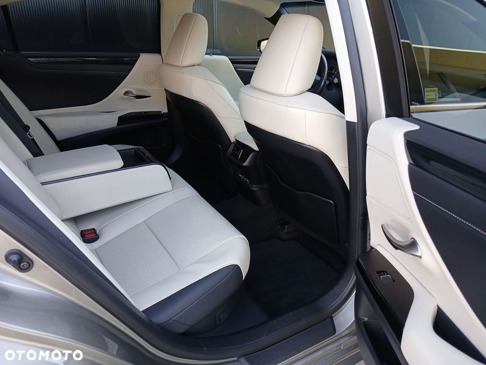 Lexus ES 300h Business Edition - 28