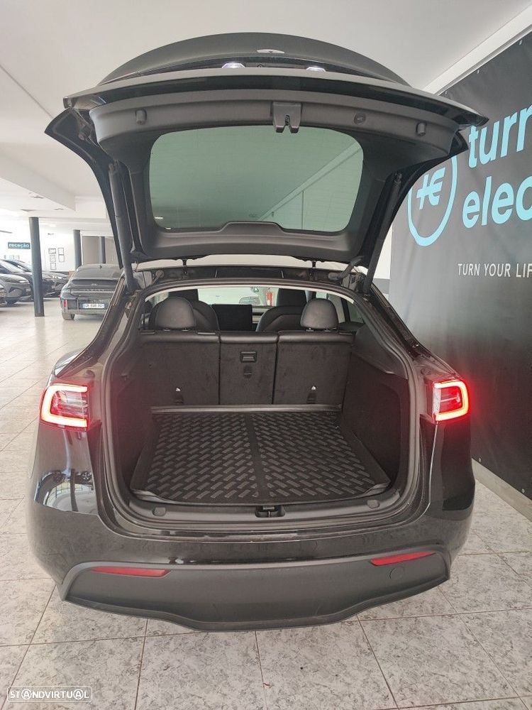 Tesla Model Y Long Range Dual Motor AWD — fotografia 6