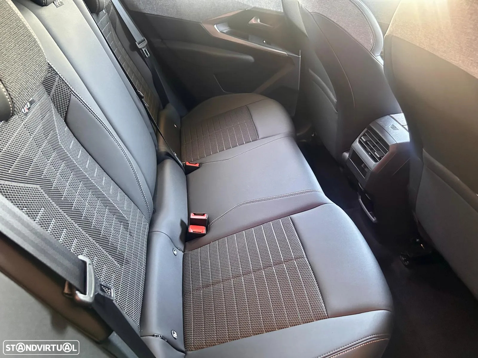 Peugeot 3008 1.2 Hybrid Allure e-DCS6 - 16