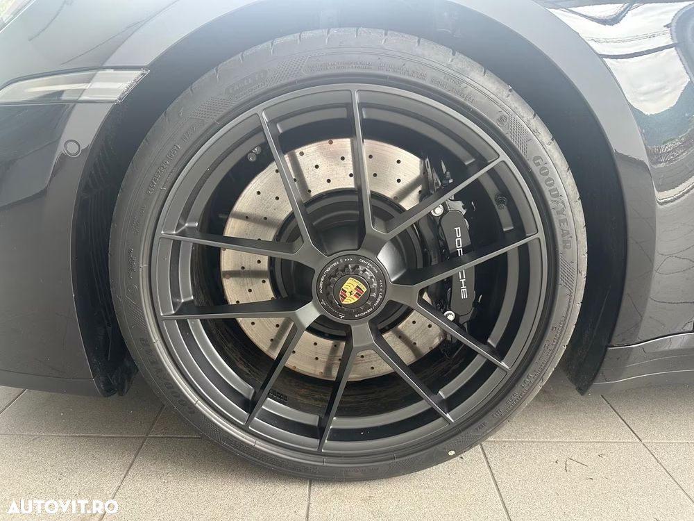 Porsche 911 Carrera 4 GTS PDK - 4