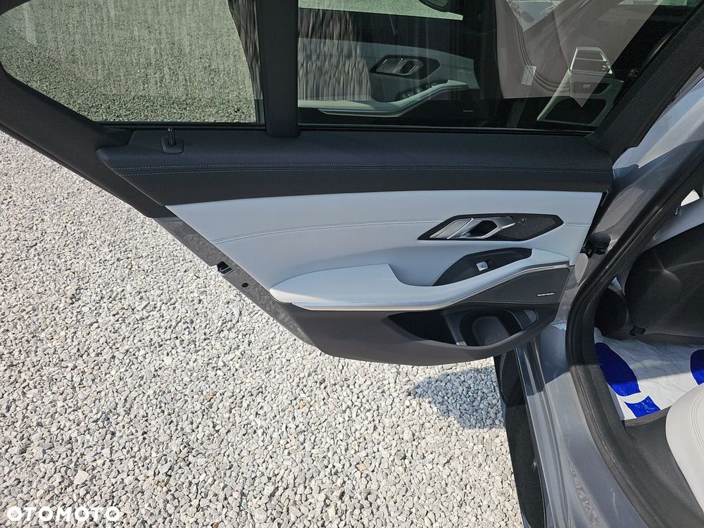 BMW M3 Competition xDrive sport - 23
